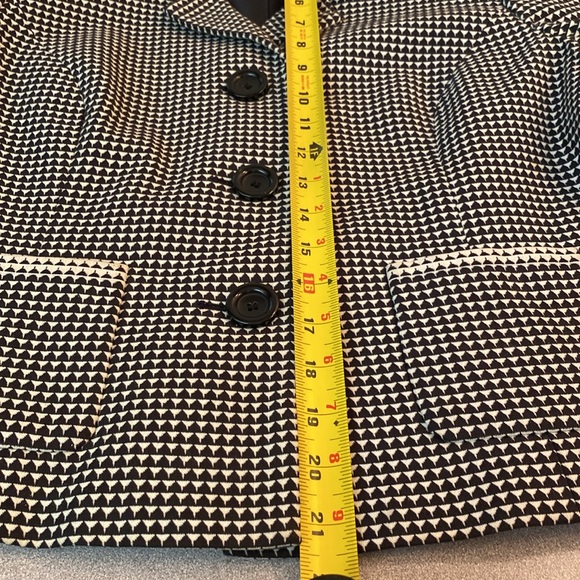Axcess by Liz Claiborne - fitted cropped blazer. Size 12 - Picture 5 of 9
